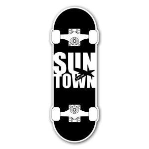 Sticker d'un skate noir avec le texte ''suntown''.