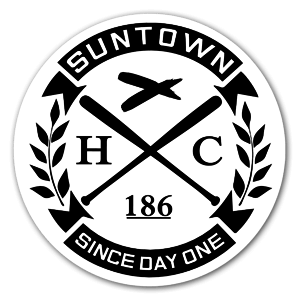 Sticker rond avec le texte ''suntown since day one''.