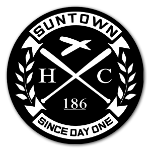 Sticker rond avec le texte ''suntown since day one''.