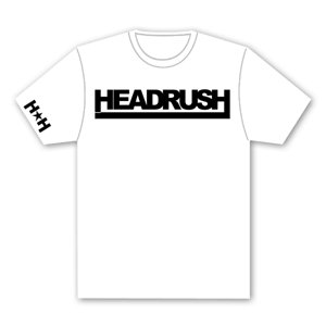 Sticker d'un t-shirt blanc avec le texte ''headrush''.