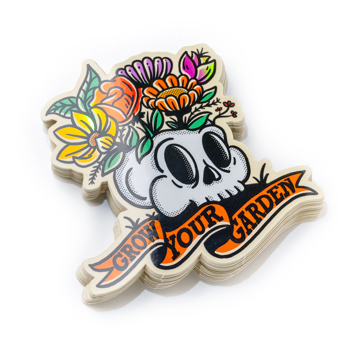 Autocollant avec un crâne orné de fleurs colorées et le texte "Grow Your Garden" en dessous.