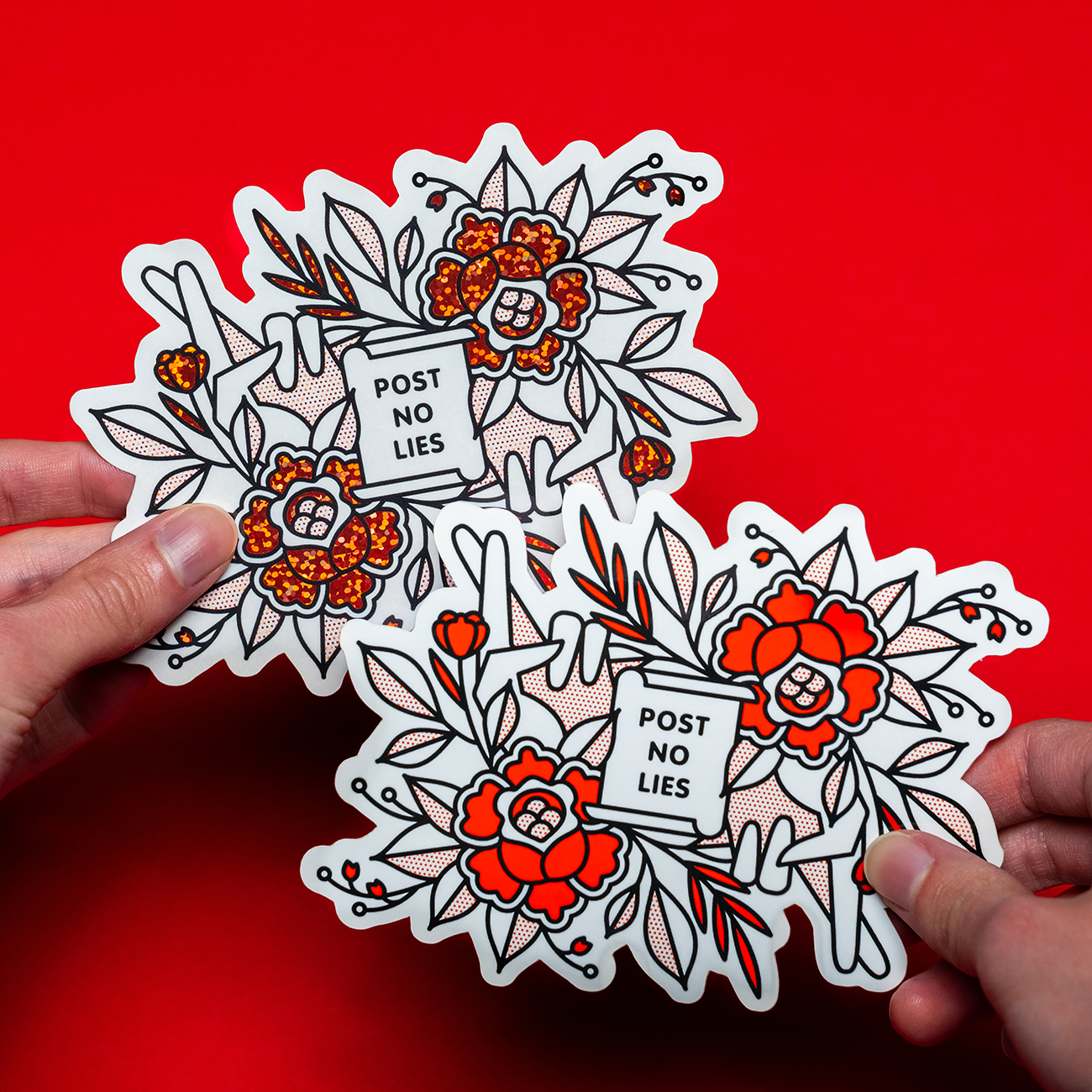 Deux mains tiennent des Stickers Die-Cut floraux avec le texte "POST NO LIES", imprimés sur des matériaux vinyle et pailletés sur un fond rouge vibrant.