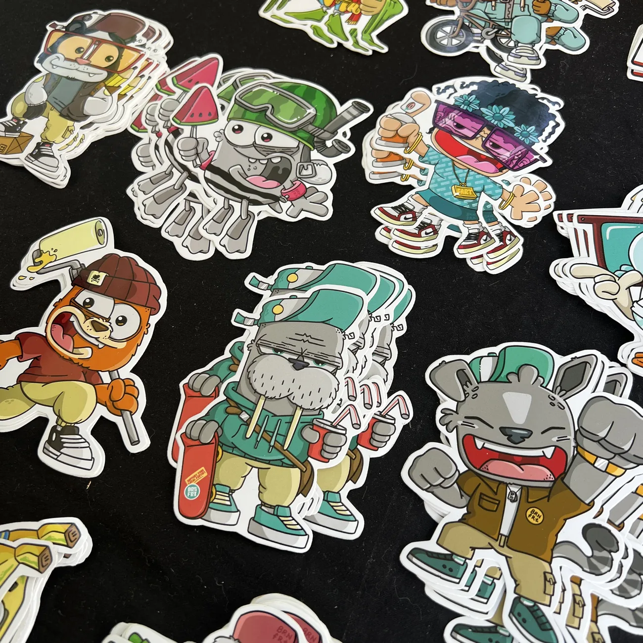 Stickers à la forme Brainfart x StickerApp avec des personnages de dessin animé en streetwear, dont un morse avec un skateboard et un chat qui sourit