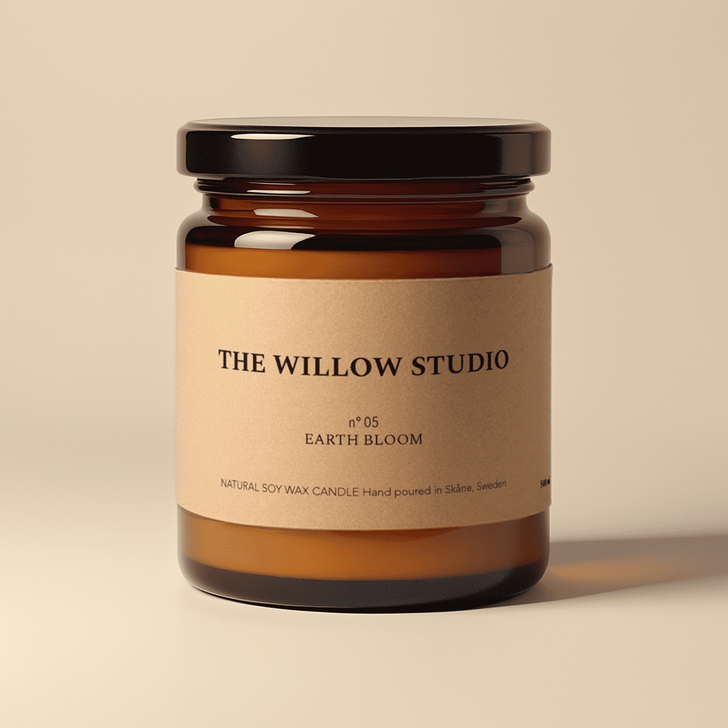 Pot de bougie en verre ambré avec une étiquette en papier kraft pour la bougie naturelle à la cire de soja Earth Bloom de The Willow Studio