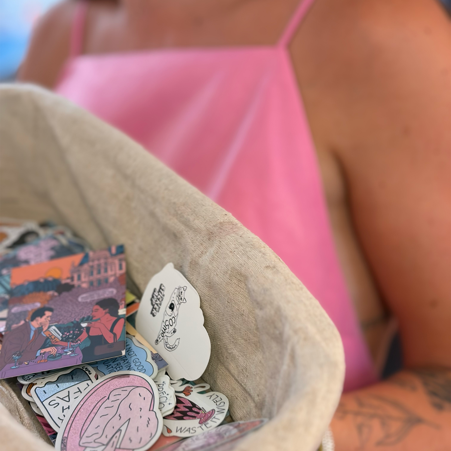 Panier en tissu rempli de stickers à la forme illustrés par l'artiste Cosmo Danchin-Hamard