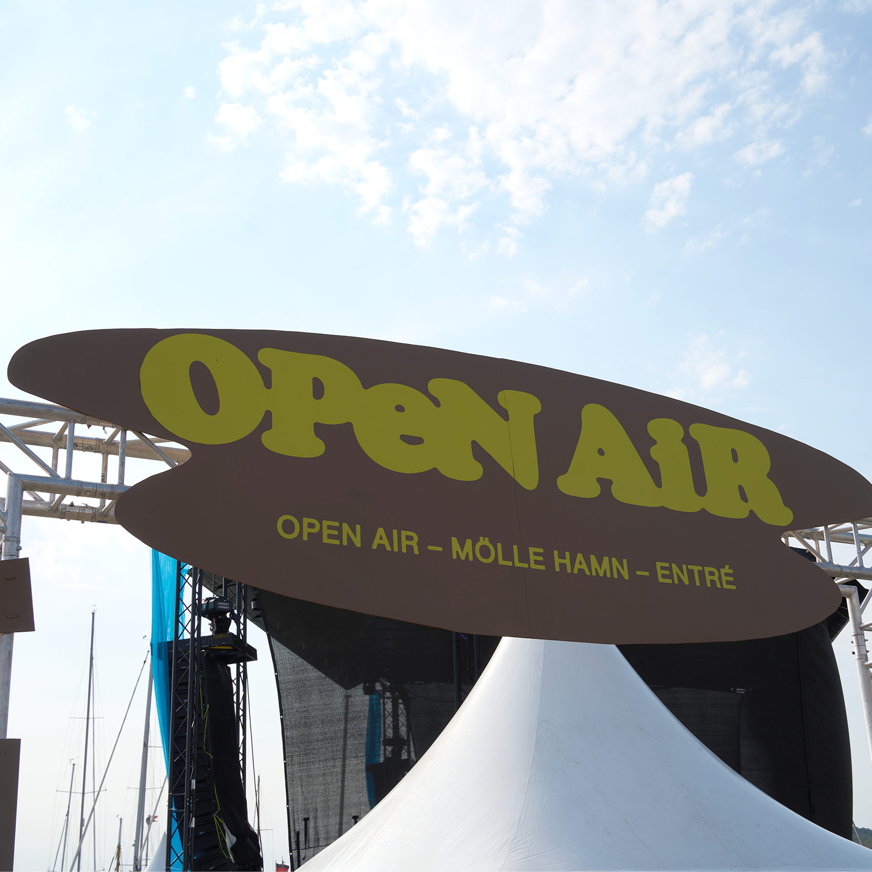 Panneau d'entrée du festival Open Air Mölle devant la scène principale