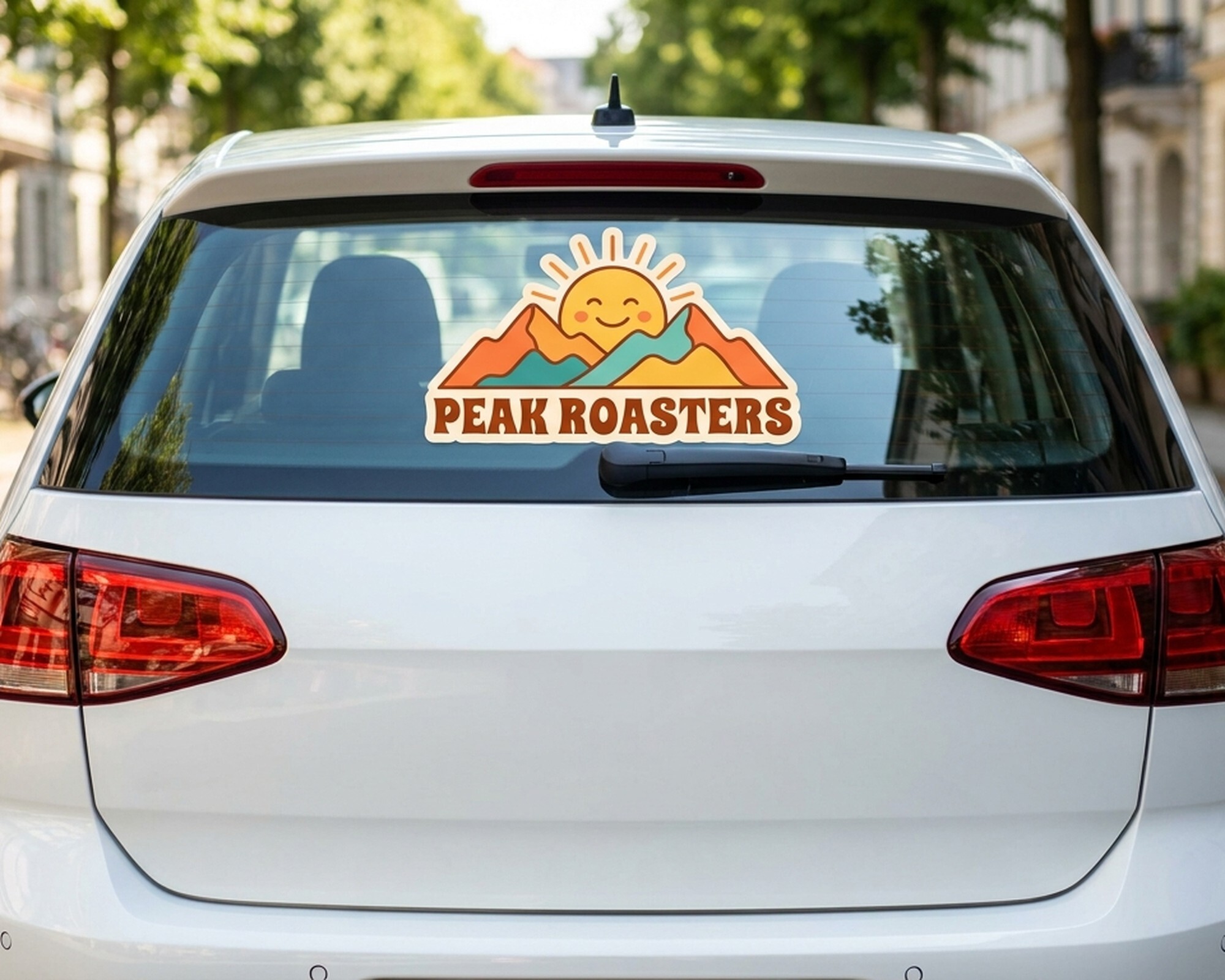 Décalcomanie personnalisée à la forme avec un logo soleil et montagnes « Peak Roasters » sur la lunette arrière d’une voiture
