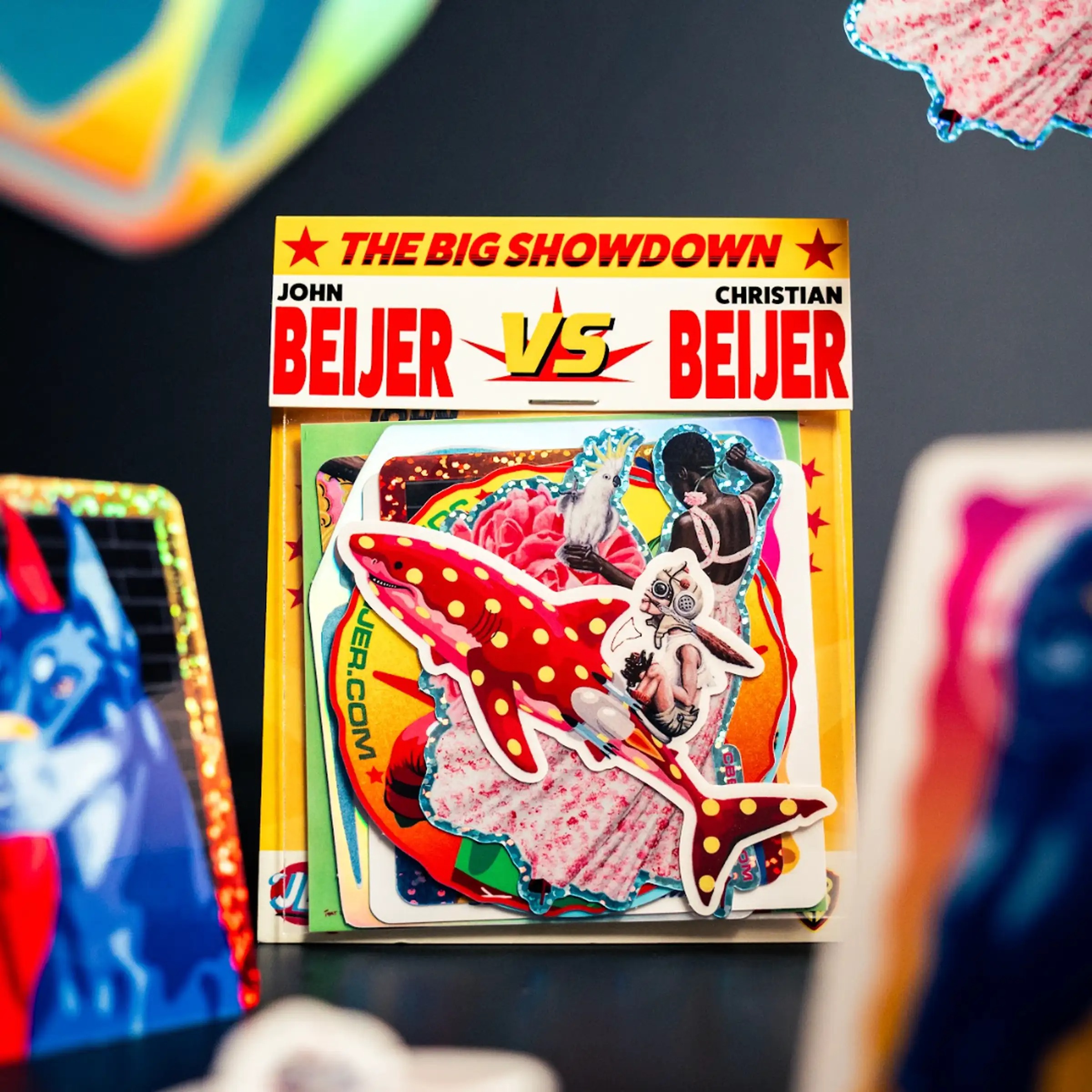 Pack de stickers personnalisé "The Big Showdown" de John et Christian Beijer avec des stickers pailletés et holographiques